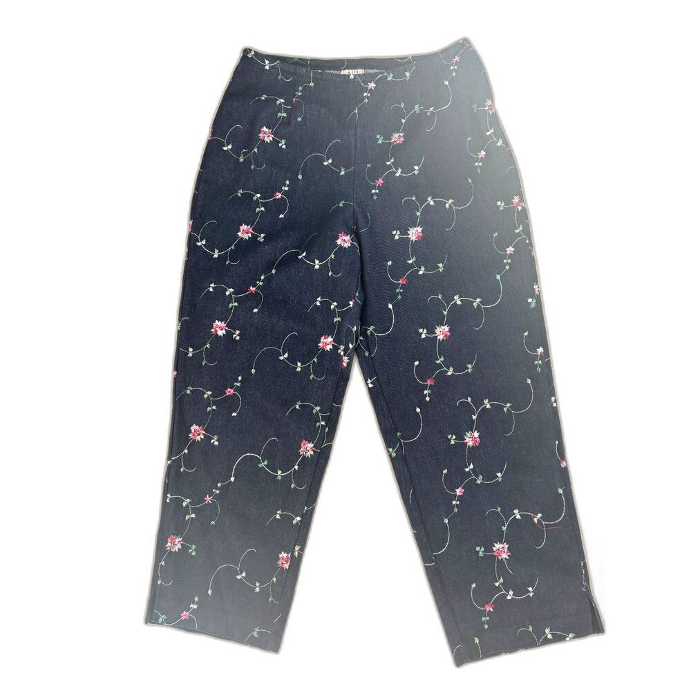 Vintage Sag Harbor Petite denim capri pants featuring an all-over embroidered fl